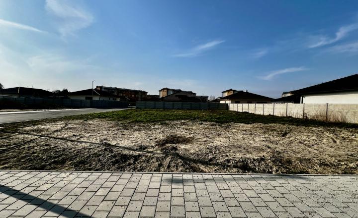 ACCENT REAL - PEKNÝ STAVEBNÝ POZEMOK SO SKOLAUDOVANÝMI SIEŤAMI (607M2) - MOST PRI BRATISLAVE - fotografia 5