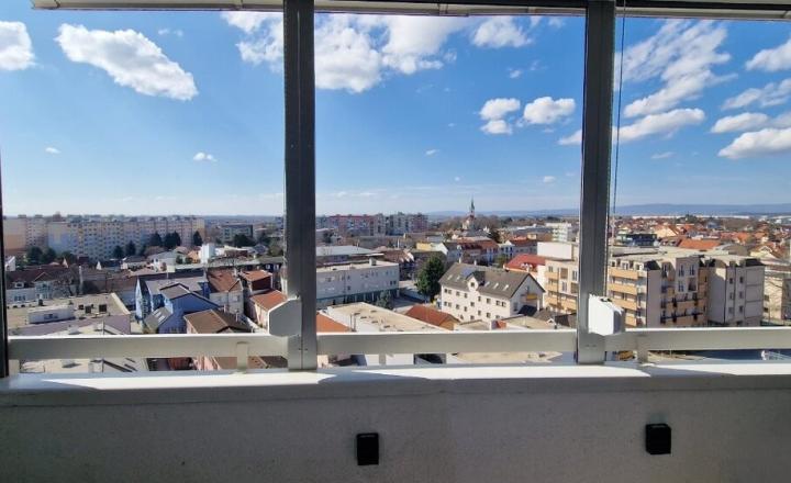 ELEGANTNÝ, KVALITNE ZREKONŠTRUOVANÝ 3-IZBOVÝ BYT S BALKÓNOM (74M2) V CENTRE SENCA - fotografia 1