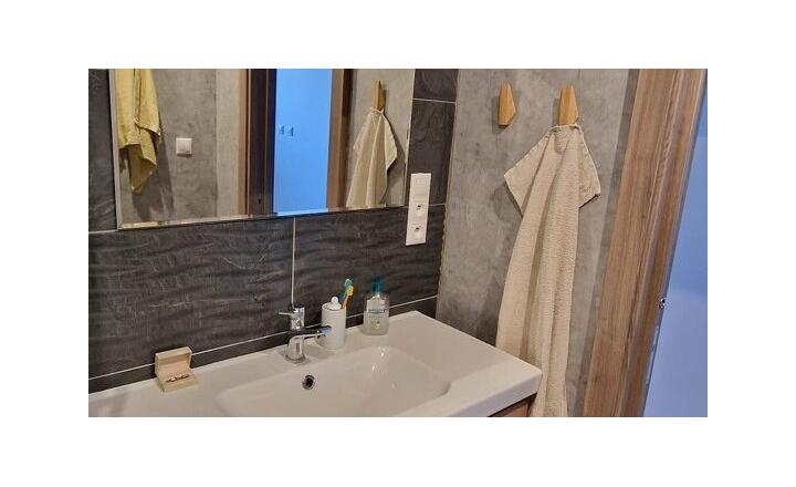 ELEGANTNÝ, KVALITNE ZREKONŠTRUOVANÝ 3-IZBOVÝ BYT S BALKÓNOM (74M2) V CENTRE SENCA - fotografia 4