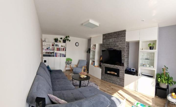 ELEGANTNÝ, KVALITNE ZREKONŠTRUOVANÝ 3-IZBOVÝ BYT S BALKÓNOM (74M2) V CENTRE SENCA