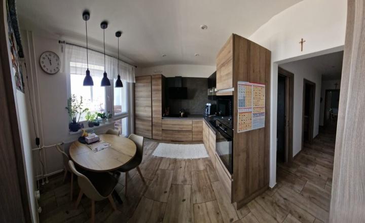 ELEGANTNÝ, KVALITNE ZREKONŠTRUOVANÝ 3-IZBOVÝ BYT S BALKÓNOM (74M2) V CENTRE SENCA - fotografia 8