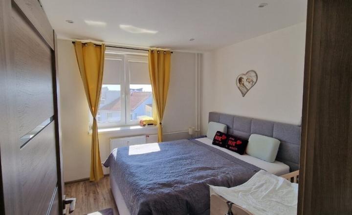 ELEGANTNÝ, KVALITNE ZREKONŠTRUOVANÝ 3-IZBOVÝ BYT S BALKÓNOM (74M2) V CENTRE SENCA - fotografia 9