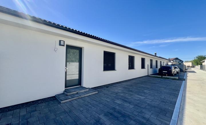 SKOLAUDOVANÉ - PRIESTRANNÝ 4-IZBOVÝ BUNGALOV(128M2) V NADŠTANDARDE, TERASA, EXT. ŽALÚZIE AJ PLOT V CENE, 3 PARKOVACIE MIESTA - fotografia 2