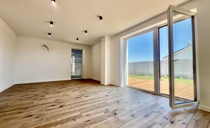 SKOLAUDOVANÉ - PRIESTRANNÝ 4-IZBOVÝ BUNGALOV(128M2) V NADŠTANDARDE, TERASA, EXT. ŽALÚZIE AJ PLOT V CENE, 3 PARKOVACIE MIESTA - fotografia 6