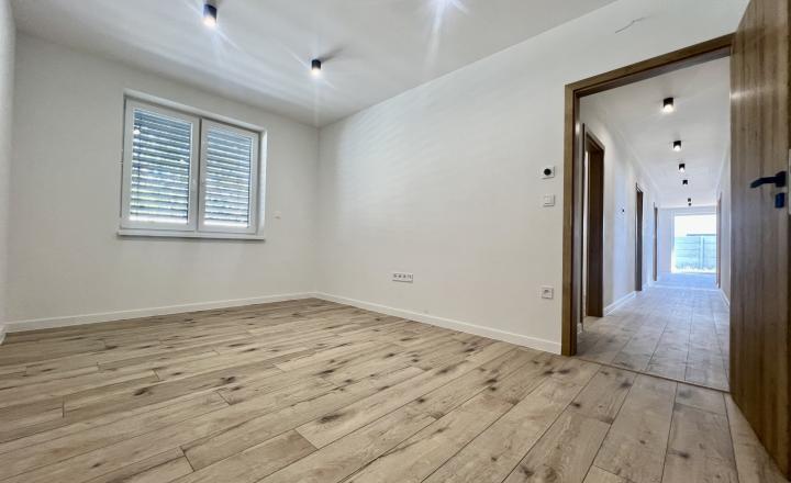 SKOLAUDOVANÉ - PRIESTRANNÝ 4-IZBOVÝ BUNGALOV(128M2) V NADŠTANDARDE, TERASA, EXT. ŽALÚZIE AJ PLOT V CENE, 3 PARKOVACIE MIESTA - fotografia 9