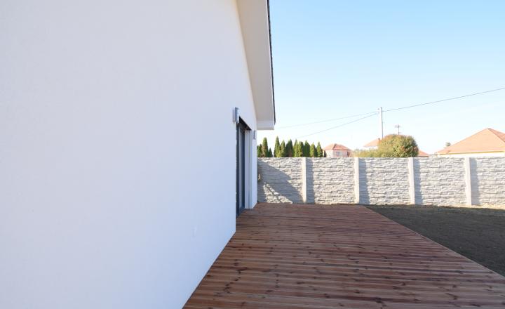 SKOLAUDOVANÉ - PRIESTRANNÝ 4-IZBOVÝ BUNGALOV(128M2) V NADŠTANDARDE, TERASA, EXT. ŽALÚZIE AJ PLOT V CENE, 3 PARKOVACIE MIESTA - fotografia 13