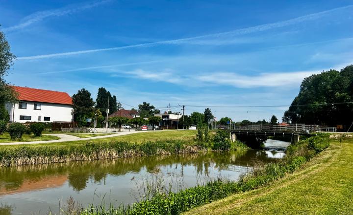 SKOLAUDOVANÉ - PRIESTRANNÝ 4-IZBOVÝ BUNGALOV(128M2) V NADŠTANDARDE, TERASA, EXT. ŽALÚZIE AJ PLOT V CENE, 3 PARKOVACIE MIESTA - fotografia 14