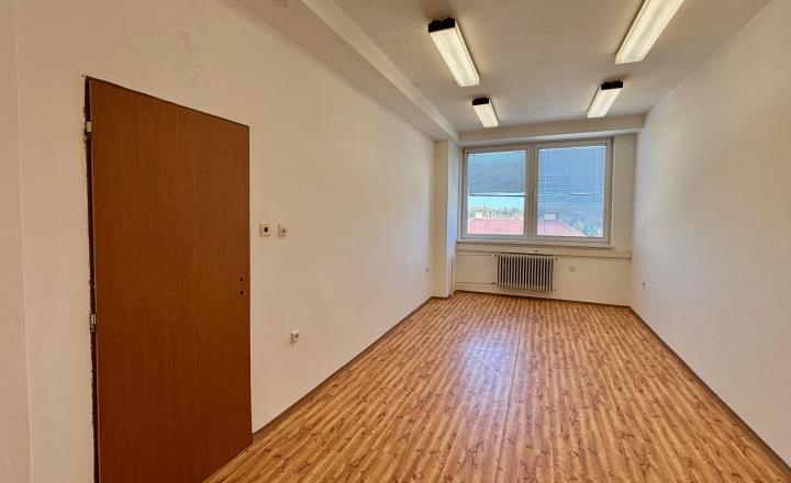 NA PRENÁJOM KANCELÁRSKY PRIESTOR (20 m2) - fotografia 1