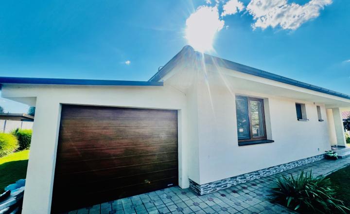 ZNÍŽENÁ CENA- PRIESTRANNÝ 4-IZBOVÝ BUNGALOV (188M2) S GARÁŽOU A S PEKNÝM POZEMKOM (550M2) LEN 4KM OD SENCA - HRUBÝ ŚÚR - fotografia 1