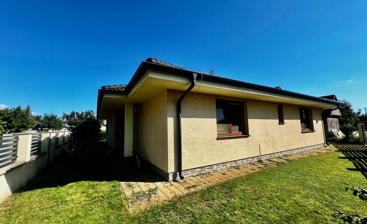 ZNÍŽENÁ CENA- PRIESTRANNÝ 4-IZBOVÝ BUNGALOV (188M2) S GARÁŽOU A S PEKNÝM POZEMKOM (550M2) LEN 4KM OD SENCA - HRUBÝ ŚÚR - fotografia 3