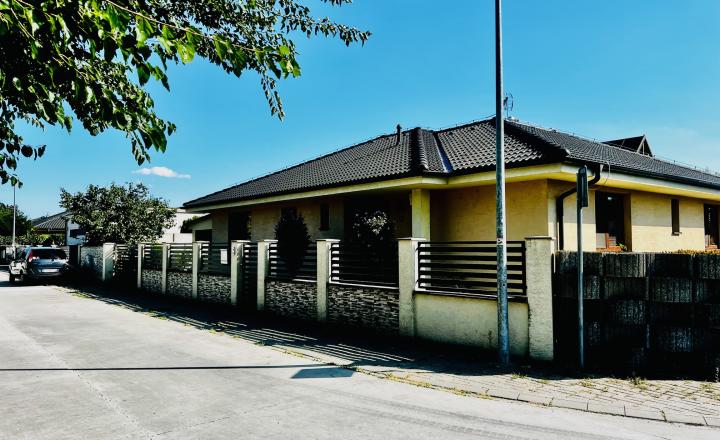 ZNÍŽENÁ CENA- PRIESTRANNÝ 4-IZBOVÝ BUNGALOV (188M2) S GARÁŽOU A S PEKNÝM POZEMKOM (550M2) LEN 4KM OD SENCA - HRUBÝ ŚÚR - fotografia 4