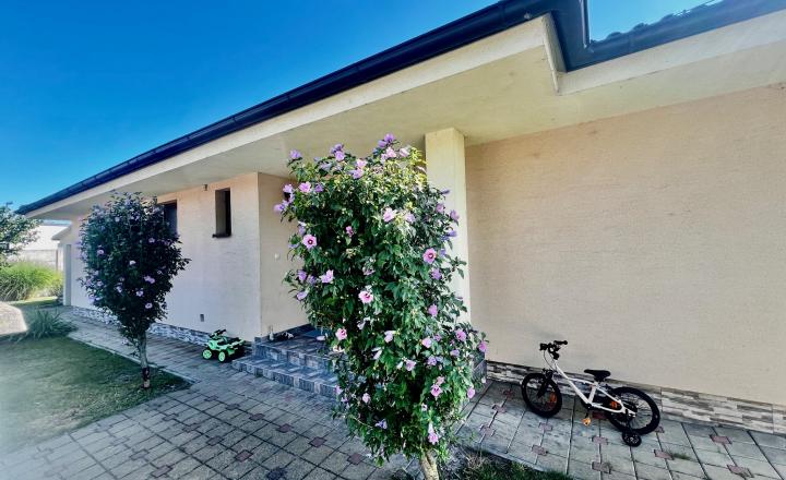 ZNÍŽENÁ CENA- PRIESTRANNÝ 4-IZBOVÝ BUNGALOV (188M2) S GARÁŽOU A S PEKNÝM POZEMKOM (550M2) LEN 4KM OD SENCA - HRUBÝ ŚÚR - fotografia 5