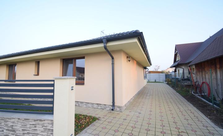 ZNÍŽENÁ CENA- PRIESTRANNÝ 4-IZBOVÝ BUNGALOV (188M2) S GARÁŽOU A S PEKNÝM POZEMKOM (550M2) LEN 4KM OD SENCA - HRUBÝ ŚÚR - fotografia 6