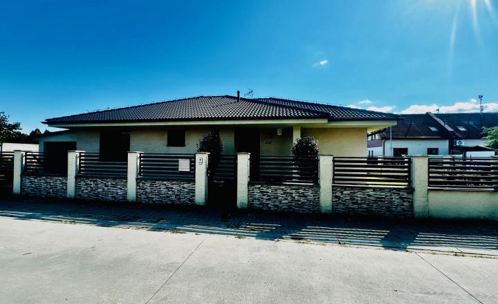 ZNÍŽENÁ CENA- PRIESTRANNÝ 4-IZBOVÝ BUNGALOV (188M2) S GARÁŽOU A S PEKNÝM POZEMKOM (550M2) LEN 4KM OD SENCA - HRUBÝ ŚÚR - fotografia 7