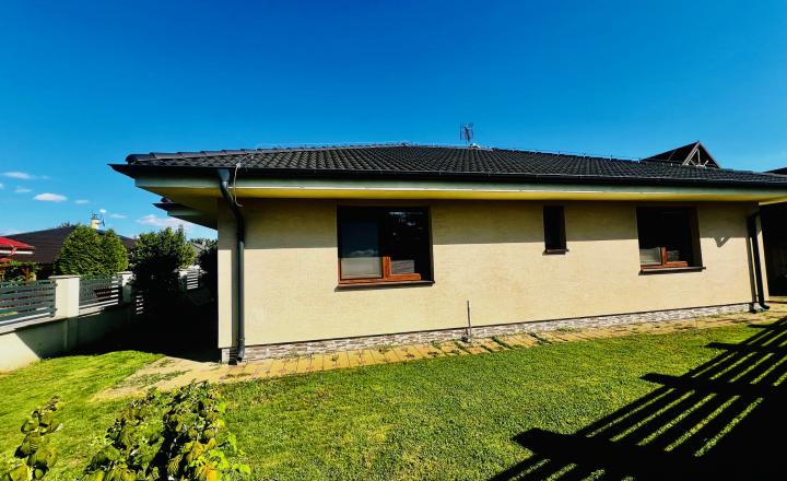 ZNÍŽENÁ CENA- PRIESTRANNÝ 4-IZBOVÝ BUNGALOV (188M2) S GARÁŽOU A S PEKNÝM POZEMKOM (550M2) LEN 4KM OD SENCA - HRUBÝ ŚÚR - fotografia 8