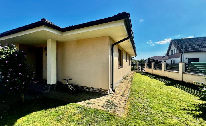 ZNÍŽENÁ CENA- PRIESTRANNÝ 4-IZBOVÝ BUNGALOV (188M2) S GARÁŽOU A S PEKNÝM POZEMKOM (550M2) LEN 4KM OD SENCA - HRUBÝ ŚÚR - fotografia 10