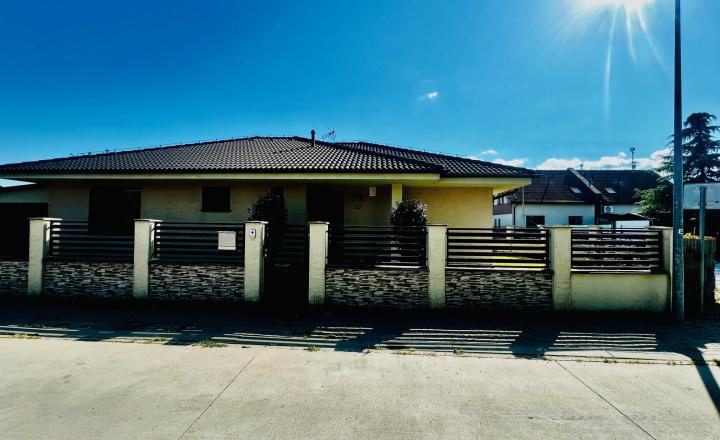 ZNÍŽENÁ CENA- PRIESTRANNÝ 4-IZBOVÝ BUNGALOV (188M2) S GARÁŽOU A S PEKNÝM POZEMKOM (550M2) LEN 4KM OD SENCA - HRUBÝ ŚÚR - fotografia 11