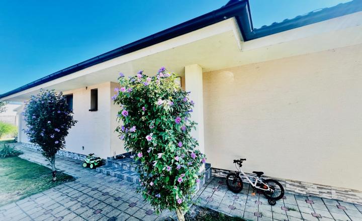 ZNÍŽENÁ CENA- PRIESTRANNÝ 4-IZBOVÝ BUNGALOV (188M2) S GARÁŽOU A S PEKNÝM POZEMKOM (550M2) LEN 4KM OD SENCA - HRUBÝ ŚÚR - fotografia 12