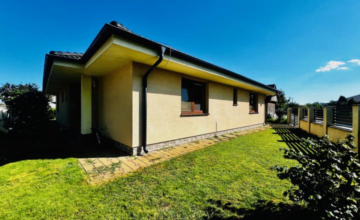 ZNÍŽENÁ CENA- PRIESTRANNÝ 4-IZBOVÝ BUNGALOV (188M2) S GARÁŽOU A S PEKNÝM POZEMKOM (550M2) LEN 4KM OD SENCA - HRUBÝ ŚÚR - fotografia 13