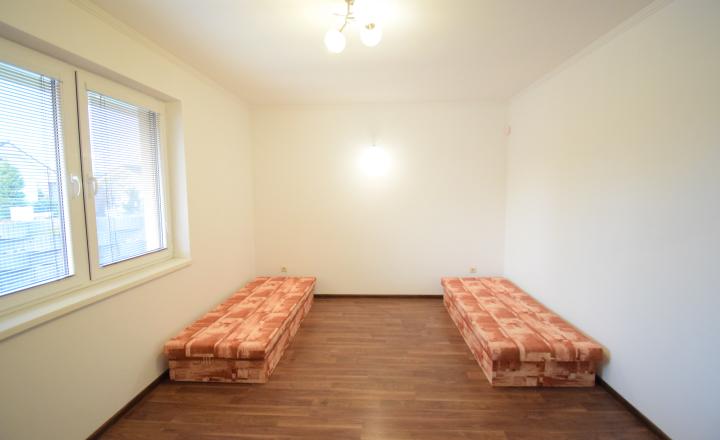 ZNÍŽENÁ CENA- PRIESTRANNÝ 4-IZBOVÝ BUNGALOV (188M2) S GARÁŽOU A S PEKNÝM POZEMKOM (550M2) LEN 4KM OD SENCA - HRUBÝ ŚÚR - fotografia 14