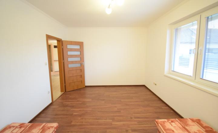 ZNÍŽENÁ CENA- PRIESTRANNÝ 4-IZBOVÝ BUNGALOV (188M2) S GARÁŽOU A S PEKNÝM POZEMKOM (550M2) LEN 4KM OD SENCA - HRUBÝ ŚÚR - fotografia 15
