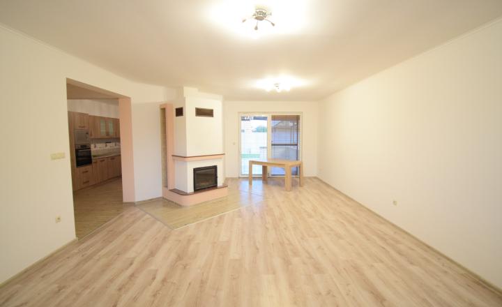 ZNÍŽENÁ CENA- PRIESTRANNÝ 4-IZBOVÝ BUNGALOV (188M2) S GARÁŽOU A S PEKNÝM POZEMKOM (550M2) LEN 4KM OD SENCA - HRUBÝ ŚÚR - fotografia 17