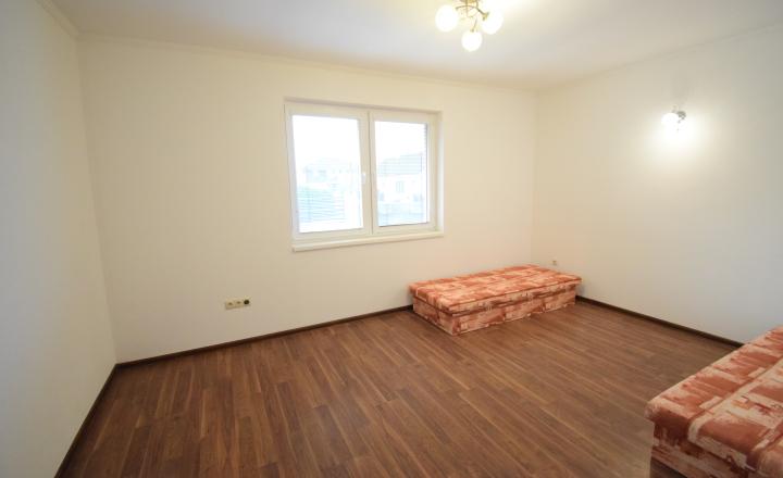 ZNÍŽENÁ CENA- PRIESTRANNÝ 4-IZBOVÝ BUNGALOV (188M2) S GARÁŽOU A S PEKNÝM POZEMKOM (550M2) LEN 4KM OD SENCA - HRUBÝ ŚÚR - fotografia 18