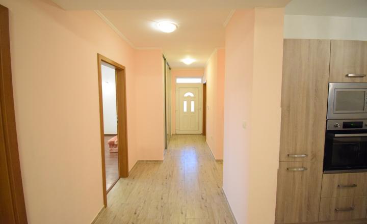 ZNÍŽENÁ CENA- PRIESTRANNÝ 4-IZBOVÝ BUNGALOV (188M2) S GARÁŽOU A S PEKNÝM POZEMKOM (550M2) LEN 4KM OD SENCA - HRUBÝ ŚÚR - fotografia 19