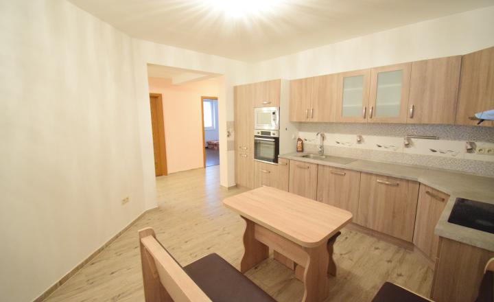 ZNÍŽENÁ CENA- PRIESTRANNÝ 4-IZBOVÝ BUNGALOV (188M2) S GARÁŽOU A S PEKNÝM POZEMKOM (550M2) LEN 4KM OD SENCA - HRUBÝ ŚÚR - fotografia 21
