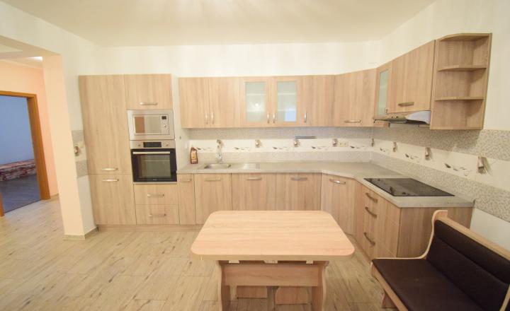 ZNÍŽENÁ CENA- PRIESTRANNÝ 4-IZBOVÝ BUNGALOV (188M2) S GARÁŽOU A S PEKNÝM POZEMKOM (550M2) LEN 4KM OD SENCA - HRUBÝ ŚÚR - fotografia 23