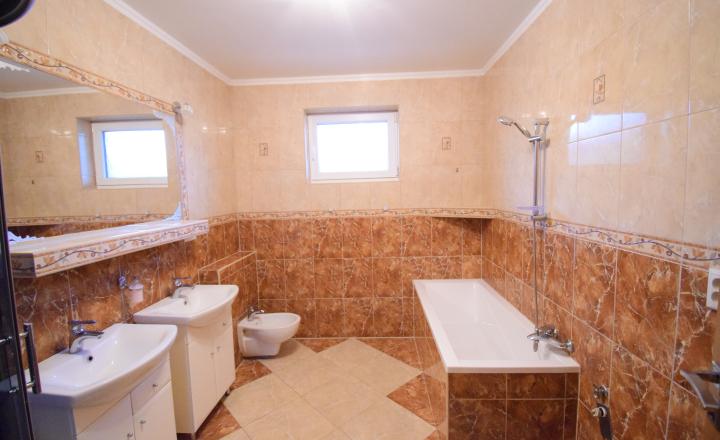 ZNÍŽENÁ CENA- PRIESTRANNÝ 4-IZBOVÝ BUNGALOV (188M2) S GARÁŽOU A S PEKNÝM POZEMKOM (550M2) LEN 4KM OD SENCA - HRUBÝ ŚÚR - fotografia 25