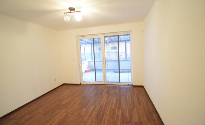 ZNÍŽENÁ CENA- PRIESTRANNÝ 4-IZBOVÝ BUNGALOV (188M2) S GARÁŽOU A S PEKNÝM POZEMKOM (550M2) LEN 4KM OD SENCA - HRUBÝ ŚÚR - fotografia 27