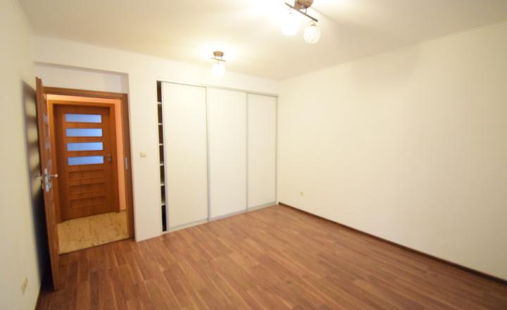ZNÍŽENÁ CENA- PRIESTRANNÝ 4-IZBOVÝ BUNGALOV (188M2) S GARÁŽOU A S PEKNÝM POZEMKOM (550M2) LEN 4KM OD SENCA - HRUBÝ ŚÚR - fotografia 28