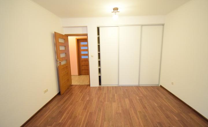 ZNÍŽENÁ CENA- PRIESTRANNÝ 4-IZBOVÝ BUNGALOV (188M2) S GARÁŽOU A S PEKNÝM POZEMKOM (550M2) LEN 4KM OD SENCA - HRUBÝ ŚÚR - fotografia 29