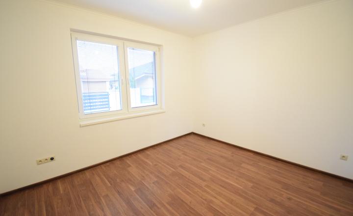 ZNÍŽENÁ CENA- PRIESTRANNÝ 4-IZBOVÝ BUNGALOV (188M2) S GARÁŽOU A S PEKNÝM POZEMKOM (550M2) LEN 4KM OD SENCA - HRUBÝ ŚÚR - fotografia 30