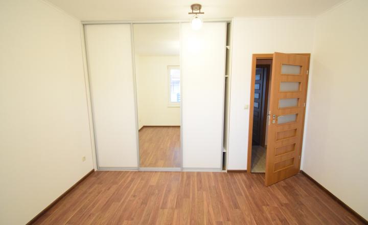 ZNÍŽENÁ CENA- PRIESTRANNÝ 4-IZBOVÝ BUNGALOV (188M2) S GARÁŽOU A S PEKNÝM POZEMKOM (550M2) LEN 4KM OD SENCA - HRUBÝ ŚÚR - fotografia 32
