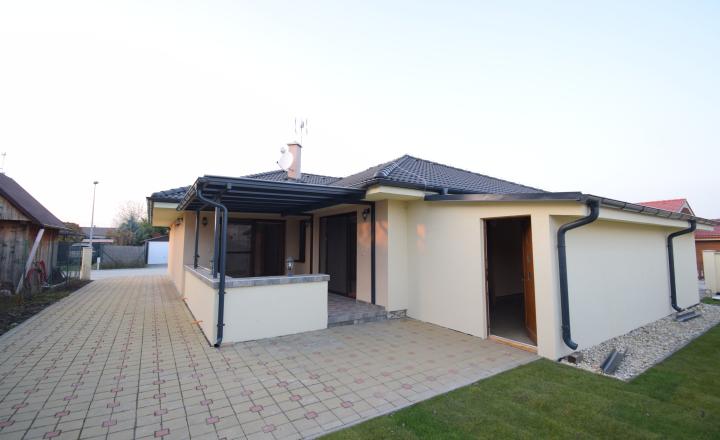ZNÍŽENÁ CENA- PRIESTRANNÝ 4-IZBOVÝ BUNGALOV (188M2) S GARÁŽOU A S PEKNÝM POZEMKOM (550M2) LEN 4KM OD SENCA - HRUBÝ ŚÚR - fotografia 34
