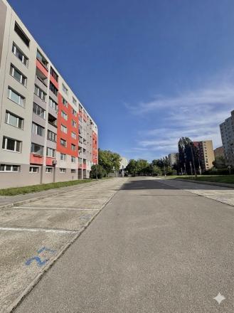 PRIESTRANNÝ 3-IZBOVÝ BYT S LOGGIOU(75M2) -  FURDEKOVA UL., PETRŽALKA - fotografia 9