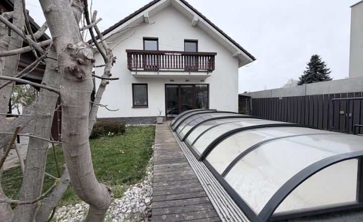 4-IZBOVÝ RODINNÝ DOM S BAZÉNOM A ALTÁNKOM V TICHEJ ČASTI BERNOLÁKOVA