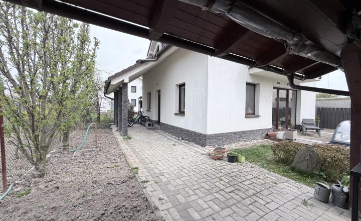 4-IZBOVÝ RODINNÝ DOM S BAZÉNOM A ALTÁNKOM V TICHEJ ČASTI BERNOLÁKOVA - fotografia 2