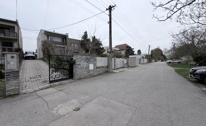 4-IZBOVÝ RODINNÝ DOM S BAZÉNOM A ALTÁNKOM V TICHEJ ČASTI BERNOLÁKOVA - fotografia 6