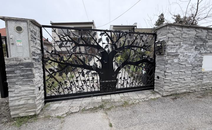 4-IZBOVÝ RODINNÝ DOM S BAZÉNOM A ALTÁNKOM V TICHEJ ČASTI BERNOLÁKOVA - fotografia 7