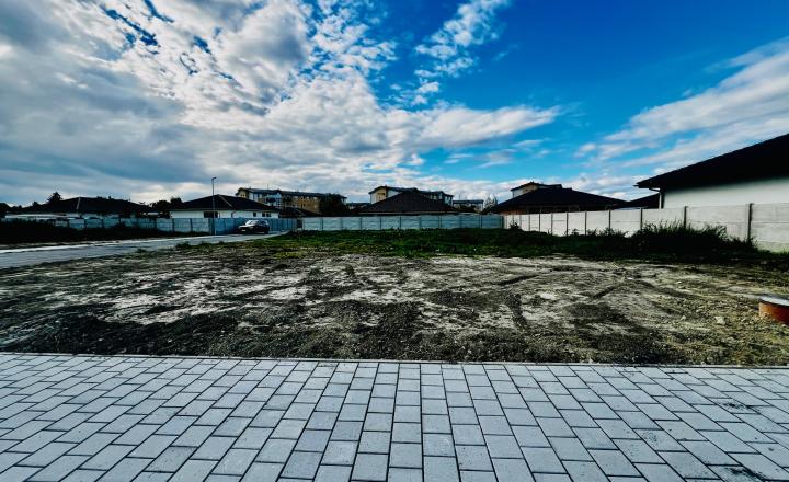 ACCENT REAL - PEKNÝ STAVEBNÝ POZEMOK SO SKOLAUDOVANÝMI SIEŤAMI (607M2) - MOST PRI BRATISLAVE