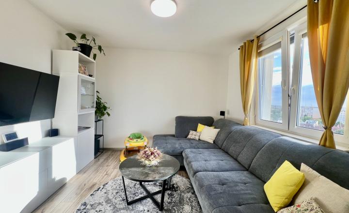KOMFORTNÝ, KVALITNE ZREKONŠTRUOVANÝ 3-IZBOVÝ BYT S BALKÓNOM (74M2) V CENTRE SENCA - fotografia 3