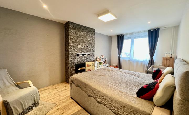 KOMFORTNÝ, KVALITNE ZREKONŠTRUOVANÝ 3-IZBOVÝ BYT S BALKÓNOM (74M2) V CENTRE SENCA - fotografia 1