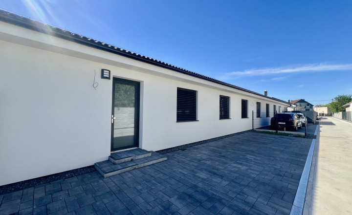 SKOLAUDOVANÉ - PRIESTRANNÝ 4-IZBOVÝ BUNGALOV(128M2) V NADŠTANDARDE, TERASA, EXT. ŽALÚZIE AJ PLOT V CENE, 3 PARKOVACIE MIESTA - fotografia 1
