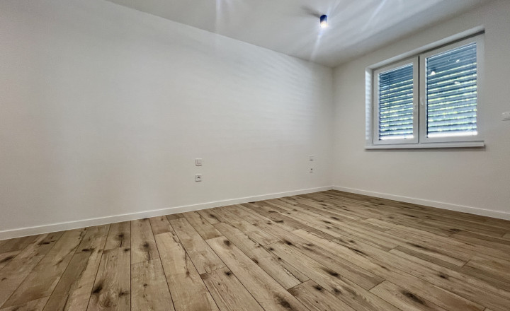 SKOLAUDOVANÉ - PRIESTRANNÝ 4-IZBOVÝ BUNGALOV(128M2) V NADŠTANDARDE, TERASA, EXT. ŽALÚZIE AJ PLOT V CENE, 3 PARKOVACIE MIESTA - fotografia 8