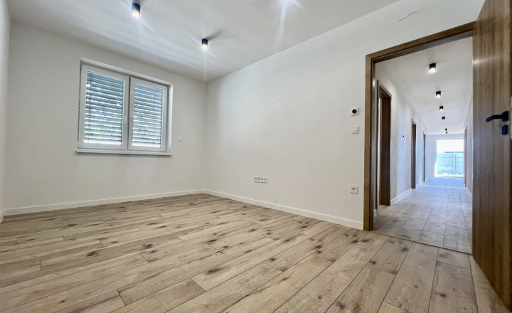 SKOLAUDOVANÉ - PRIESTRANNÝ 4-IZBOVÝ BUNGALOV(128M2) V NADŠTANDARDE, TERASA, EXT. ŽALÚZIE AJ PLOT V CENE, 3 PARKOVACIE MIESTA - fotografia 10