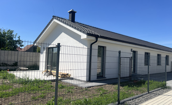 SKOLAUDOVANÉ - PRIESTRANNÝ 4-IZBOVÝ BUNGALOV(128M2) V NADŠTANDARDE, TERASA, EXT. ŽALÚZIE AJ PLOT V CENE, 3 PARKOVACIE MIESTA - fotografia 12