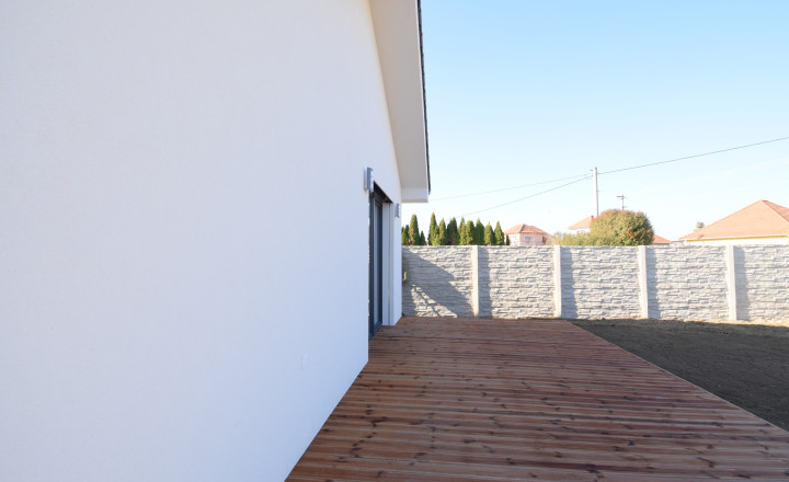 SKOLAUDOVANÉ - PRIESTRANNÝ 4-IZBOVÝ BUNGALOV(128M2) V NADŠTANDARDE, TERASA, EXT. ŽALÚZIE AJ PLOT V CENE, 3 PARKOVACIE MIESTA - fotografia 14